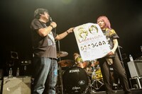 「今年の全てを吐き出し全力で暴れ咲き乱れろ！超ピクラー祭り♪」のライブの様子。（撮影：にしゆきみ）