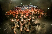 「今年の全てを吐き出し全力で暴れ咲き乱れろ！超ピクラー祭り♪」での集合写真。（撮影：にしゆきみ）