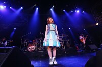 「飯田里穂 First Live rippi-rippi-rippi」の様子。（撮影：森久）