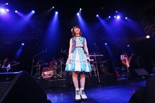 「飯田里穂 First Live rippi-rippi-rippi」の様子。（撮影：森久）
