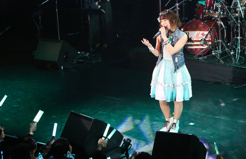 「飯田里穂 First Live rippi-rippi-rippi」の様子。（撮影：森久）
