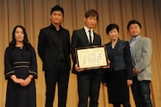 左から湊かなえ、渡辺大、黒木啓司(EXILE)、小池百合子衆議院議員、すずきじゅんいち監督。