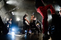 「誘惑」を演奏するHISASHI（左）と明希デルソル（右）。