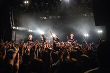 HISASHI（左）ともに「誘惑」を演奏するザ・デルソルズ。