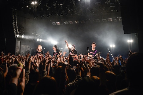 HISASHI（左）ともに「誘惑」を演奏するザ・デルソルズ。