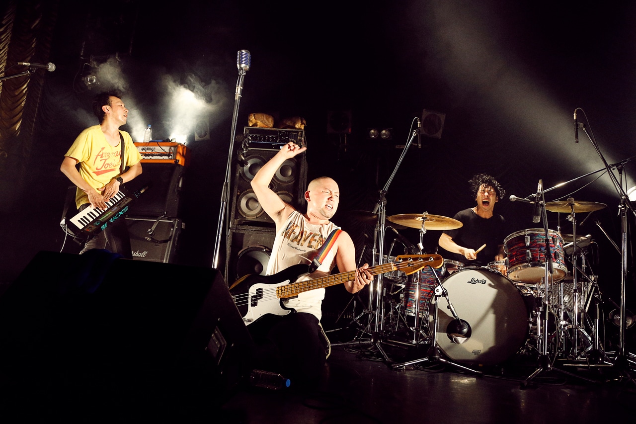 MO'SOME TONEBENDER「Ride into HEAVEN TOUR ～天国に一番近いGIG～」東京・東京キネマ倶楽部の様子。（撮影：岡田貴之）