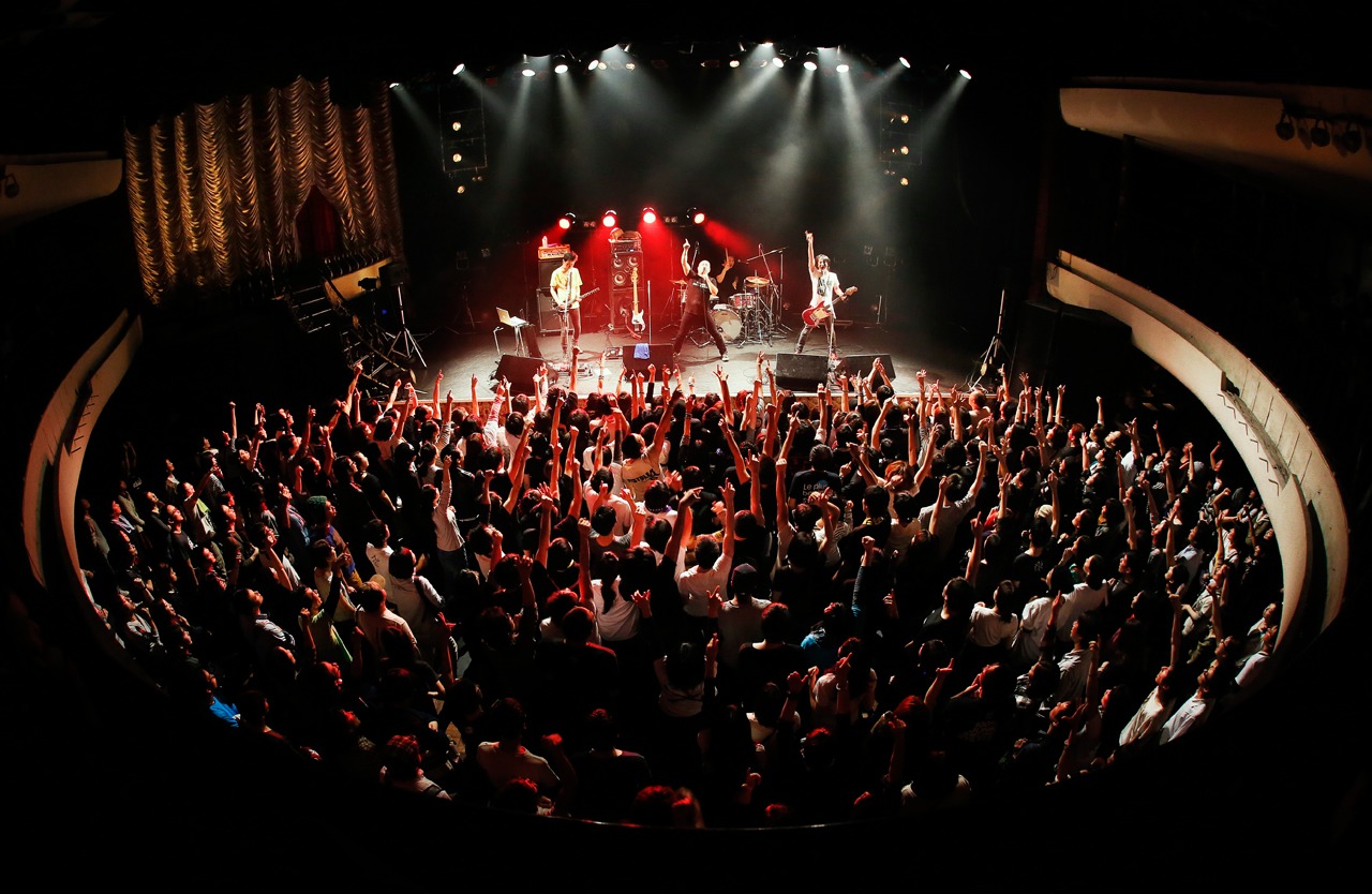 MO'SOME TONEBENDER「Ride into HEAVEN TOUR ～天国に一番近いGIG～」東京・東京キネマ倶楽部の様子。（撮影：岡田貴之）