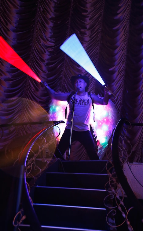 天使の羽を身に着け、ライトセーバーを振り回す武井靖典（B）。（撮影：岡田貴之）