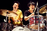 左から藤田勇（G, Dr, Key）、水野雅昭（Dr）。（撮影：岡田貴之）