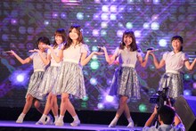 LinQによるライブの様子。（写真提供：ジョブ・ネット）