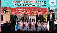 記念撮影を行うLinQ。（写真提供：ジョブ・ネット）