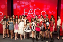 記念撮影を行う姫崎愛未と「FACo」出演モデル。（LinQ / amihime）（写真提供：ジョブ・ネット）