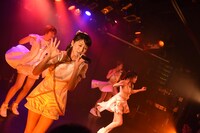 「THE LIVE Vol.8」のGALETTeによるライブの様子。