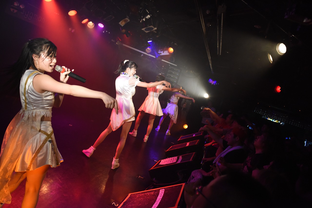 「THE LIVE Vol.8」のGALETTeによるライブの様子。