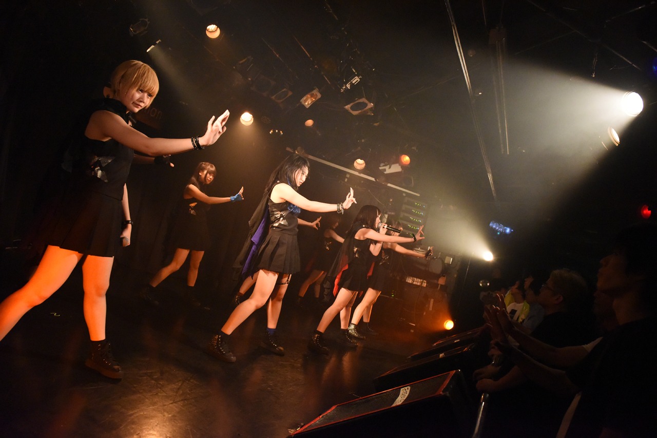 「THE LIVE Vol.8」のひろしまMAPLE★Sによるライブの様子。