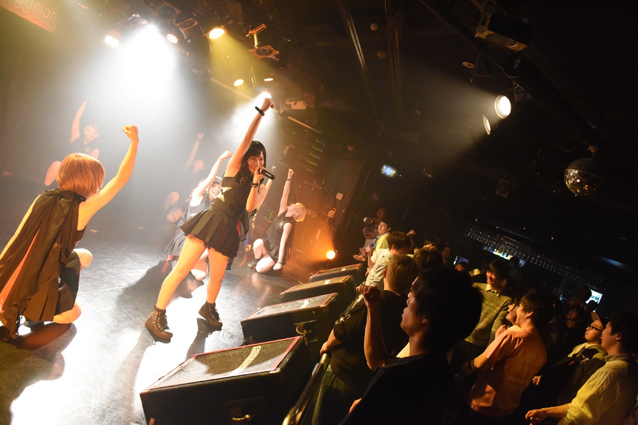 「THE LIVE Vol.8」のひろしまMAPLE★Sによるライブの様子。