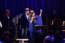 「AKI YASHIRO "aiuta" Special Night」の様子。中央左が寺岡呼人、中央右が八代亜紀。（写真提供：日本コロムビア）