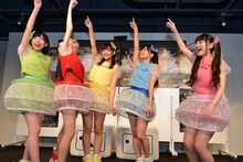 「ウィーアーナンバーワン！」と掛け声を上げる乙女新党。