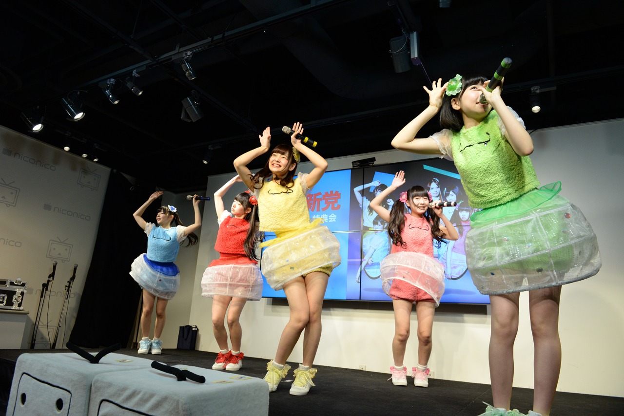 ライブパフォーマンスを披露する乙女新党。
