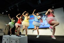 ライブパフォーマンスを披露する乙女新党。