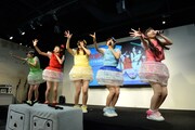 ライブパフォーマンスを披露する乙女新党。