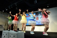 ライブパフォーマンスを披露する乙女新党。