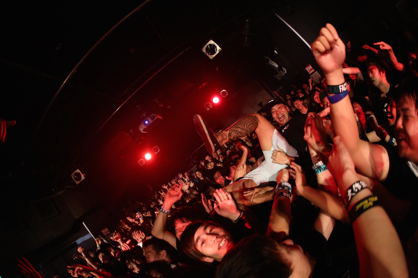 フロアにダイブするKazuki（G / FACT）。（Photo by Kohei Suzuki）