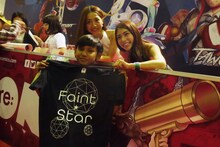 インドネシアの子供とたわむれるFaint★Star。（提供：Faint Star Tokyo）