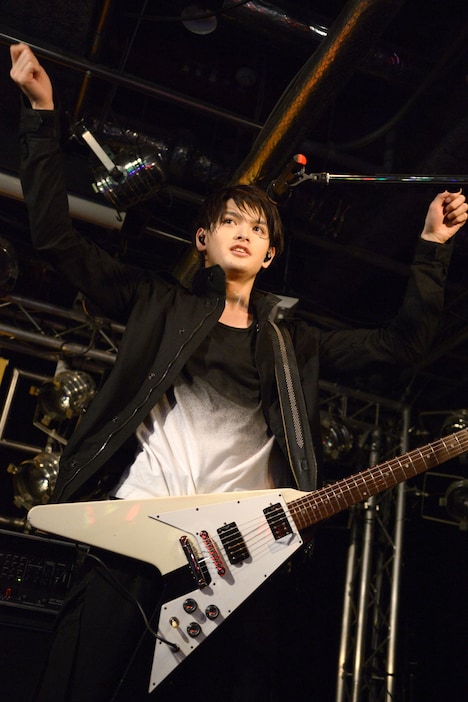 ダンスの振り付けを踊るGORO。