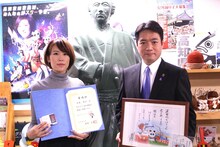 左から丸本莉子、尾﨑正直高知県知事。