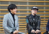 左から松坂桃李、庄村聡泰（[Alexandros]）。（写真提供：関西テレビ）