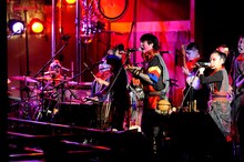 パンク歌舞伎で演奏するTURTLE ISLAND。写真は2012年に上演されたパンク歌舞伎「逆夢」の模様。（写真提供：有限会社ストーンズ）