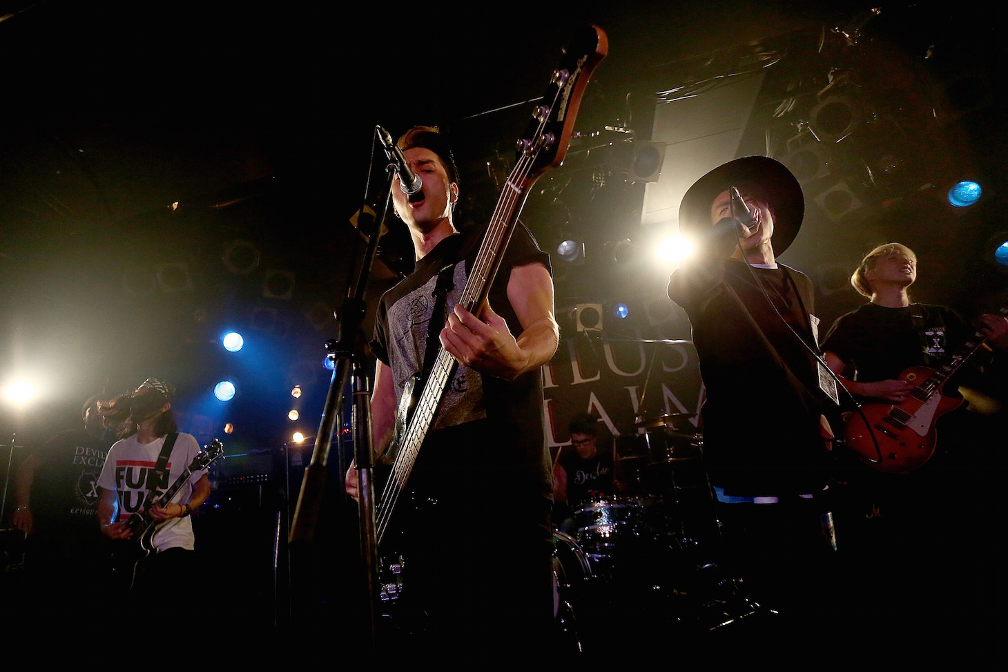 「Monster」でコラボするSWANKY DANKとRyo（Vo / Crystal Lake）。（Photo by Kohei Suzuki）