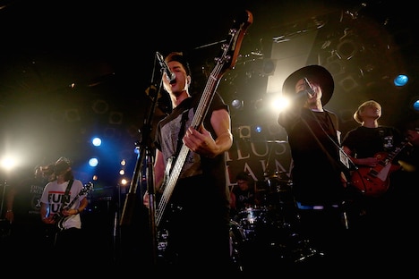 「Monster」でコラボするSWANKY DANKとRyo（Vo / Crystal Lake）。（Photo by Kohei Suzuki）