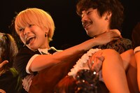 清亜美（左）を抱き上げる清竜人（右）。