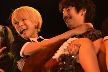 清亜美（左）を抱き上げる清竜人（右）。