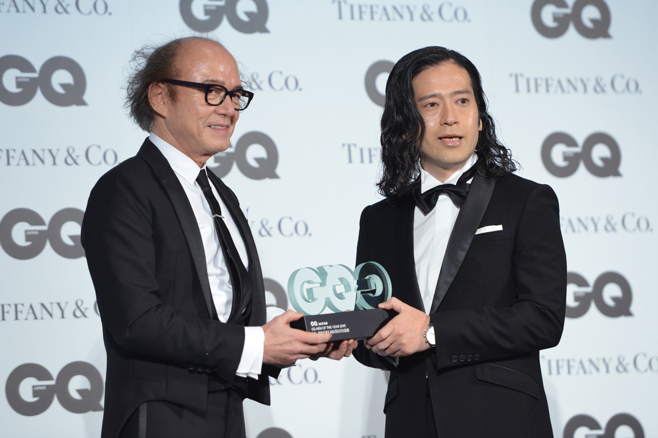 トロフィーを受け取る又吉直樹。