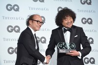 トロフィーを受け取る葉加瀬太郎。