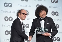 トロフィーを受け取る葉加瀬太郎。