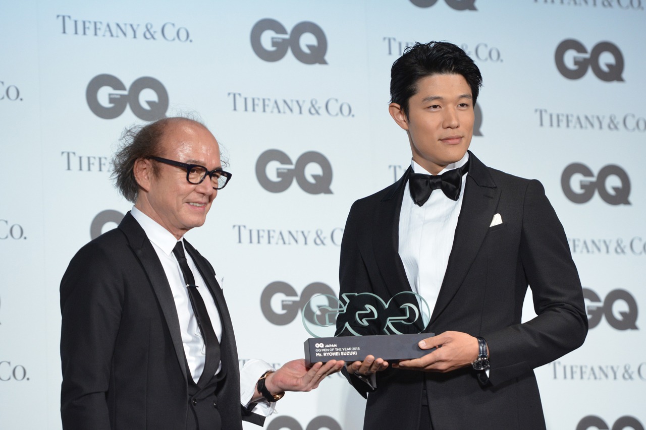 トロフィーを受け取る鈴木亮平。