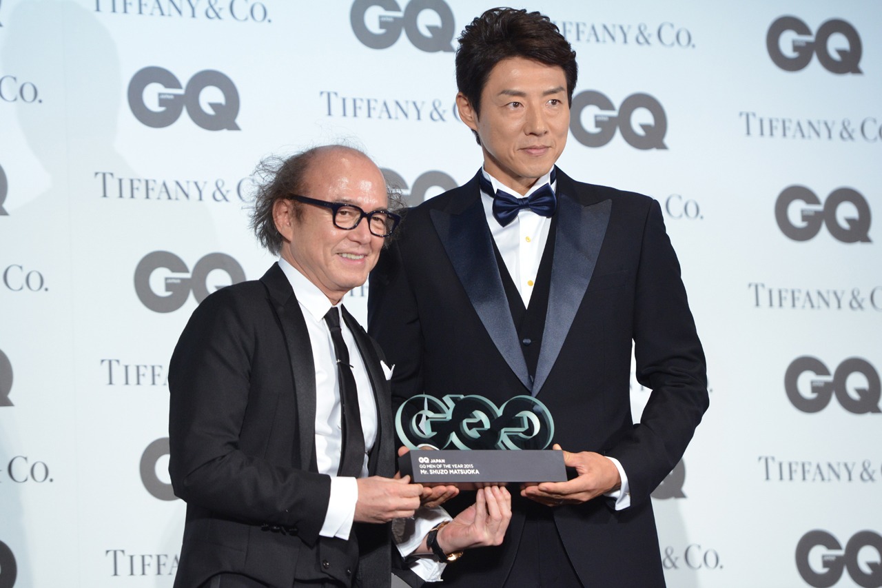 トロフィーを受け取る松岡修造。