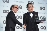トロフィーを受け取る吉田鋼太郎。