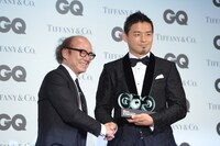 トロフィーを受け取る五郎丸歩。