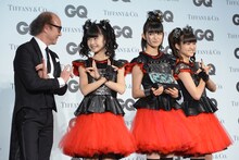 左から鈴木正文編集長、鈴木編集長にキツネサインを教えるYUIMETAL、SU-METAL、MOAMETAL。