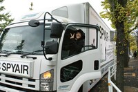 アドトラックに乗り込むIKE。（撮影：鳥居洋介）