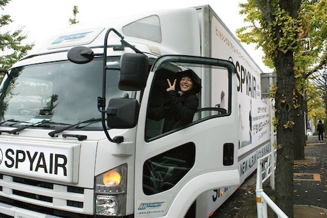 アドトラックに乗り込むIKE。（撮影：鳥居洋介）