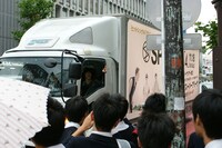 アドトラックからファンにアピールするIKE。（撮影：鳥居洋介）