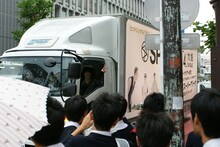 アドトラックからファンにアピールするIKE。（撮影：鳥居洋介）