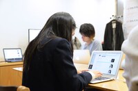 井上苑子の「Listen with」の様子。