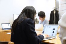 井上苑子の「Listen with」の様子。